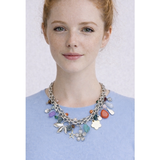 Naszyjnik z kolorowymi zawieszkami – modny, oryginalny i pełen detali.